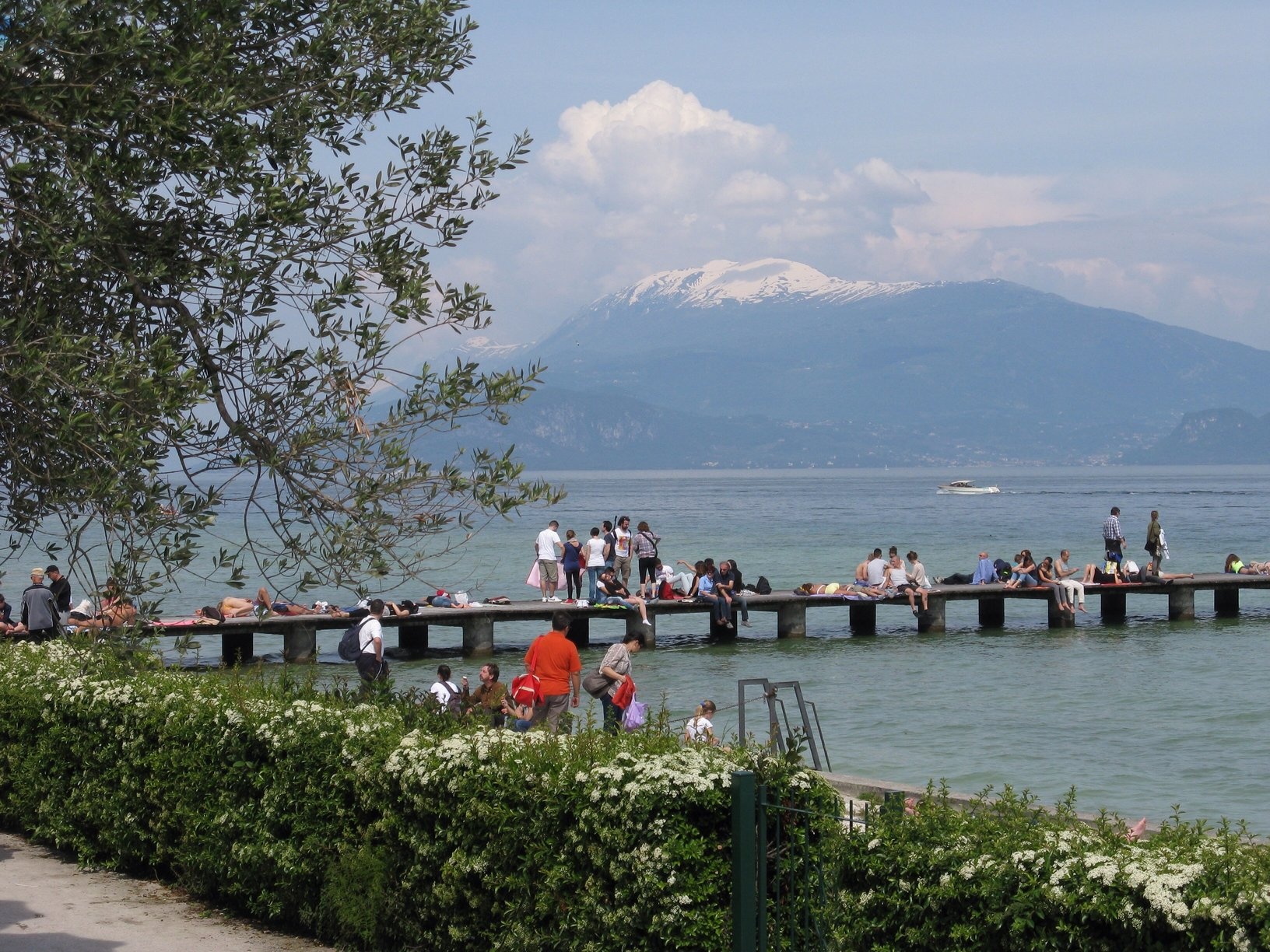 10. Sống chậm: Người Italy làm mọi thứ một cách chậm rãi. Bữa tối có thể kéo dài tới 3 tiếng đồng hồ. Rất khó để tìm được cửa hàng bán đồ ăn nhanh mang đi trừ khi bạn ở các thành phố du lịch. Người Italy còn có thói quen “giờ cao su” trong các cuộc hẹn, vì vậy họ có hẹn với bạn rồi đến muộn cũng là việc bình thường. 