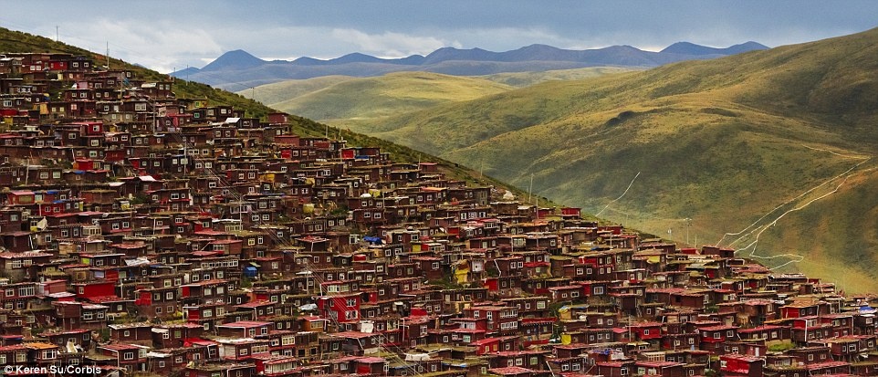 Luk chia sẻ: “Tôi ngạc nhiên nhất là cách mọi người đối diện với cái chết. Tôi tham gia vào một lễ điểu táng ở đây. Hôm đó có hàng trăm, thậm chí hàng ngàn con kền kền đợi ăn xác chết và có 7 xác tất cả, một xác chết trong số đó là trẻ em. Một nhà sư cầu nguyện trong buổi lễ, sau đó người chủ lễ bắt đầu cắt những xác chết ra. Khi ông làm xong, tất cả lũ kền kền lao vào các xác chết. Họ cho rằng càng có nhiều kền kền càng tốt vì kền kền không ăn những xác không tốt”.