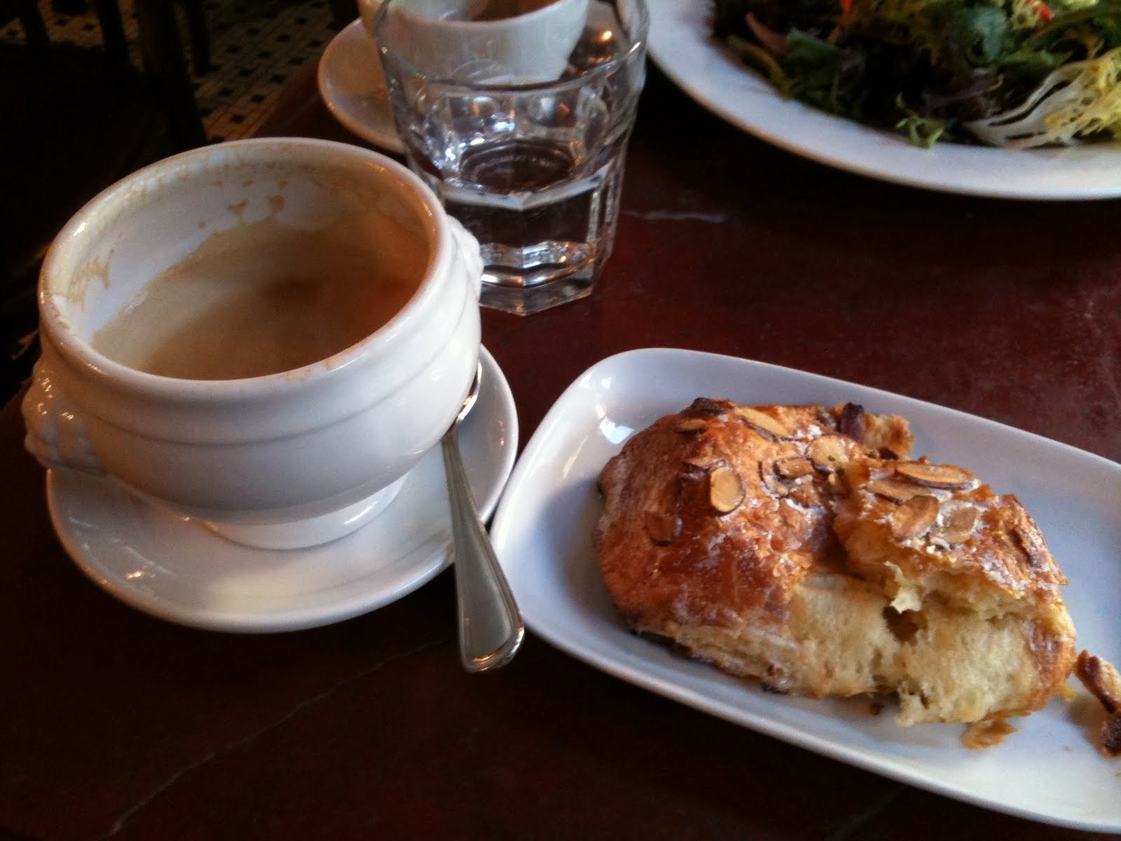 1. Đồ uống nóng cho buổi sáng được đựng trong bát: Người Pháp thường ăn sáng với lát bánh mì phết bơ rồi nhúng vào bát trà, cà phê hay sô cô la nóng. Bởi vậy, đồ uống thường được đựng vào bát thay vì cốc cho tiện nhúng.