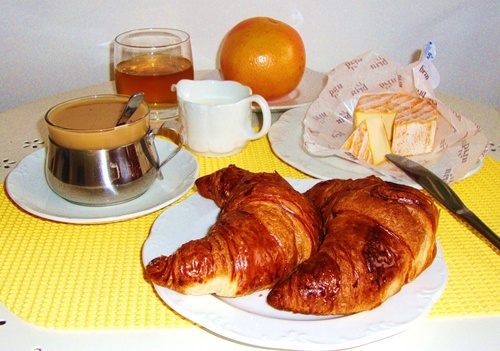 3. Bữa sáng: Người Italy không ăn trứng, thịt nguội, thịt hun khói vào buổi sáng. Bữa sáng điển hình kiểu Italy được gọi là prima colazione hay đơn giản là colazione gồm một đồ uống nóng như cà phê latte, cappuccino, sô cô la hoặc trà đen và bánh mì, bánh sừng bò, biscotti hoặc bánh ngọt. Người ta thường ăn sáng ở quán bán cà phê và bánh ngọt trước khi đi học hoặc đi làm.