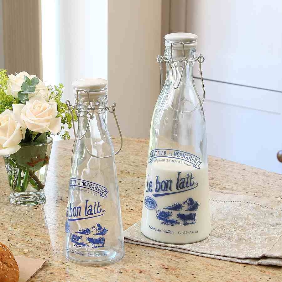 3. Sữa không cần để trong tủ lạnh: Người Pháp không uống nhiều sữa lắm, trừ việc dùng sữa để nhúng bánh mì vào buổi sáng. Sữa mua về không mở trong 6 tháng cũng không hề hấn gì, do đã được thanh trùng ở nhiệt độ rất cao. Sữa tươi có thời hạn sử dụng trong vòng 2 ngày cũng được bán trong chai thủy tinh thay vì hộp giấy như bình thường.