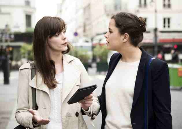 Kiệm lời khen: Dù bạn vẽ màu nước điêu luyện hay đoạt giải Nobel đi chăng nữa rồi hào hứng đi khoe mọi người thì câu cảm thán bạn nhận được là “Không tệ” kèm theo một cái nhướn mày. Dù bạn có cố gắng làm tốt đến mấy thì cũng chỉ được khen là “không tệ”.