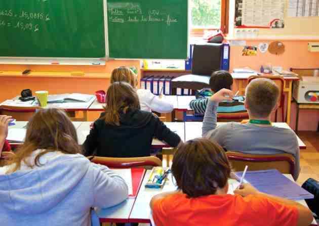 Thứ 7 vẫn phải đi học: Người Pháp tranh cãi suốt 20 năm về việc trẻ con nên đi học mấy ngày trong tuần, nhưng cho đến nay, lũ trẻ vẫn phải đi học vào sáng thứ 7. 