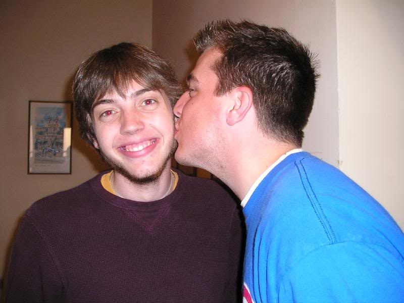 7. Thiếu không gian riêng tư: Người Italy thiếu hoặc có thể nói là hoàn toàn không có không gian riêng tư. Họ coi đứng gần và cầm tay một người trong khi nói chuyện là điều lịch sự. Ôm hôn nơi công cộng là hoàn toàn bình thường. Trên những phương tiện giao thông công cộng, họ không ngại nếu bạn ngồi ngay cạnh họ dù vẫn còn ghế trống ở chỗ khác, hoặc đứng sát sau bạn đến nỗi bạn có thể nghe được hơi thở của họ.