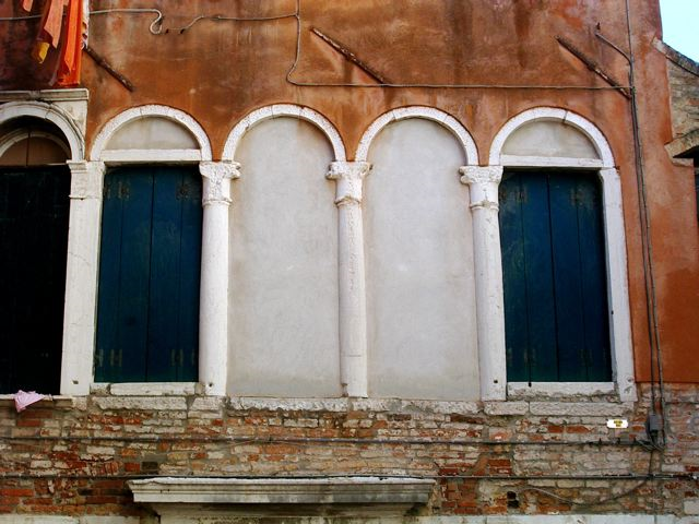 8. Cửa hàng đóng cửa buổi trưa: Các cửa hàng ở Italy có thể đóng cửa từ 12h30 đến 3h30 để về nhà nấu ăn và nghỉ ngơi trước khi mở lại vào buổi chiều, đặc biệt ở các vùng nông thôn. Ở các thành phố lớn có các nhà hàng phục vụ ăn trưa cho những người không có thời gian về nhà nấu ăn.