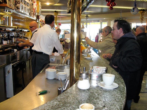 9. Cà phê kiểu Italy: Khi ở Italy, bạn hãy quên ngay cà phê Starbucks khi uống ở trong các quán bar. Gọi là quán bar, nhưng ở đây không bán đồ uống có cồn. Bạn vào quán, tìm quầy cassa để trả tiền, xếp hàng và gọi cà phê. Sau đó bạn có thể nhìn thấy rất nhiều người vừa đứng vừa uống cà phê, còn bạn quen với việc mang cốc cà phê đến chỗ ngồi yêu thích và nhấm nháp cà phê giết thời gian. Cả 2 cách này đều ổn, tuy nhiên bạn nên mang theo ít tiền nếu muốn ngồi. Ngoài ra, người Italy không dùng từ cà phê espresso mà gọi là “un caffè”, không gọi cappuccino sau 11h, còn nếu bạn gọi cà phê latte nghĩa là bạn muốn một ly sữa tepid.