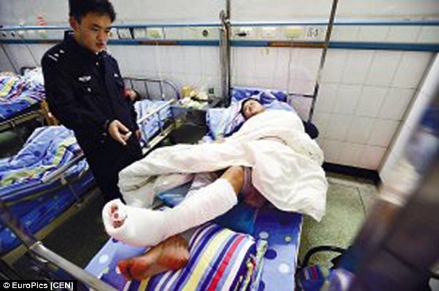 Du khach nhap vien vi treo len toilet hinh anh