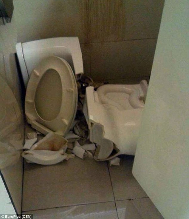 Toilet vỡ vụn khi du khách trèo lên ngồi xổm.