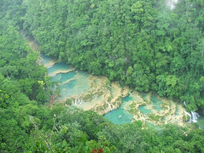Semuc Champey, Guatemala: Những hồ bơi màu ngọc biếc ẩn giữa rừng xanh là địa điểm lý tưởng để bơi lội và khám phá ở Guatemala. Bên dưới là dòng sông Cahabon chảy trong hệ thống hang ngầm, hai bên bờ là vách đá dựng đứng.
