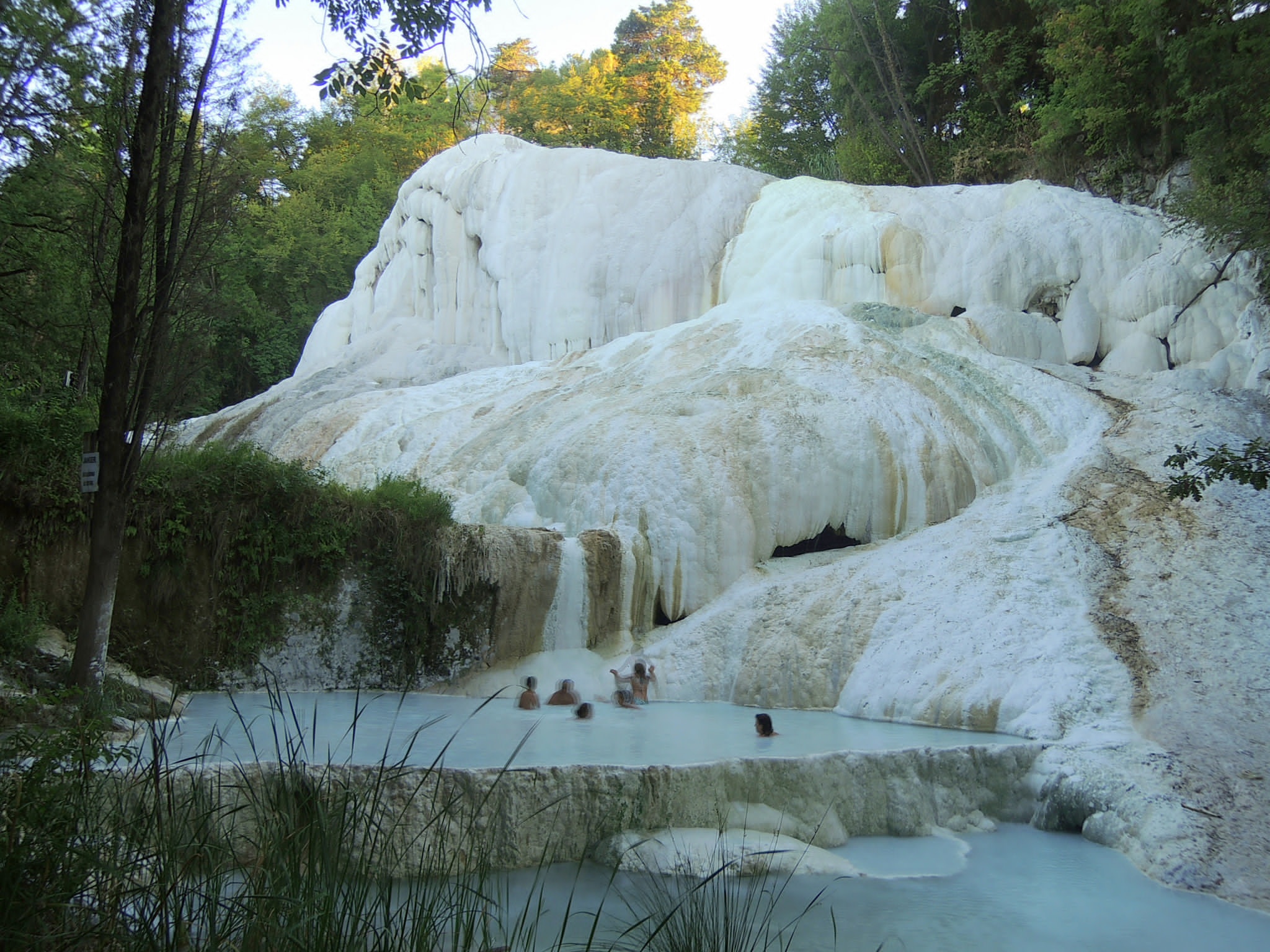 Bagni San Filippo, Italy: Khu vực này nổi tiếng vì làn nước lượng sulfur và canxi rất cao với những bậc thang đá vôi trắng ẩn giữa rừng, là nơi lý tưởng để bơi lội và hoàn toàn miễn phí.