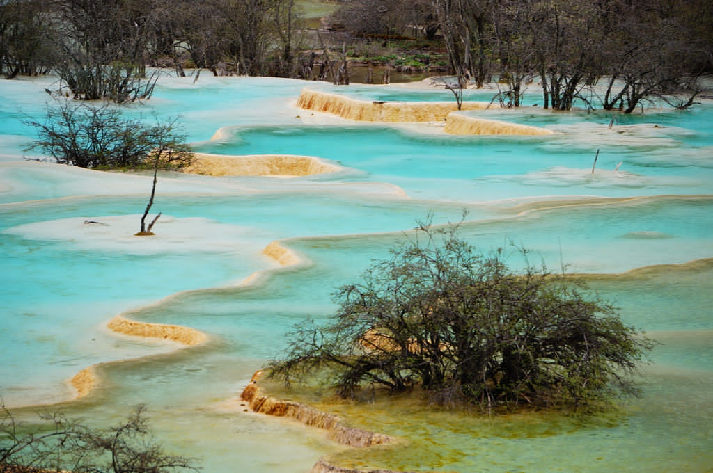 Hoàng Long, Tứ Xuyên, Trung Quốc: Đây là di sản văn hóa thế giới được UNESCO công nhận với khung cảnh đá vôi kỳ vĩ và những hồ nước rất đẹp. Cấu trúc đá vôi ở đây có hình một con rồng khổng lồ uốn mình qua thung lũng, nối những đỉnh núi tuyết trắng. Đến Hoàng Long vào mùa thu và mùa đông là thời điểm đẹp nhất.