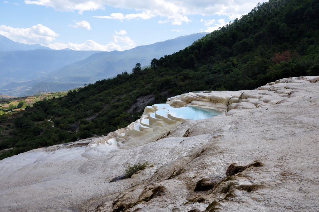 Thác Baishuitai, Trung Quốc: Baishuitai nằm dưới chân dãy núi tuyết Haba, cách Shangrila 101 km về phía tây bắc, với diện tích 3 km2. Cảnh đẹp nổi tiếng với màu trắng của đá vôi và màu xanh thẫm của rừng núi, nước khoáng chảy xuống từ độ cao 2.500 m. Nhiệt độ cao khiến không sinh vật nào sống được trong nước. 
