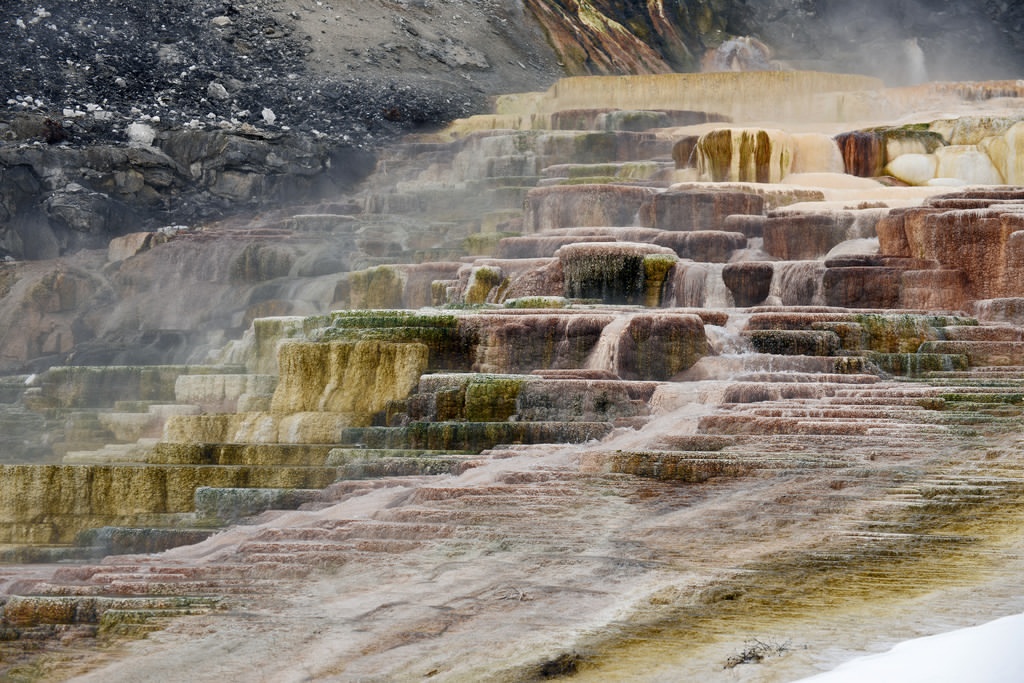 Suối nước nóng Mammoth, Wyoming, Mỹ: Nằm ở công viên quốc gia Yellowstone, Mammoth là quần thể suối nước nóng lớn trên bậc thang đá vôi luôn thay đổi màu sắc và hình dáng. Suối nước nóng có thể chảy trong vài năm rồi trở nên khô cằn. Bức xạ nhiệt cũng làm thay đổi màu sắc đá vôi từ trắng sang xám, tùy theo tình hình thời tiết.