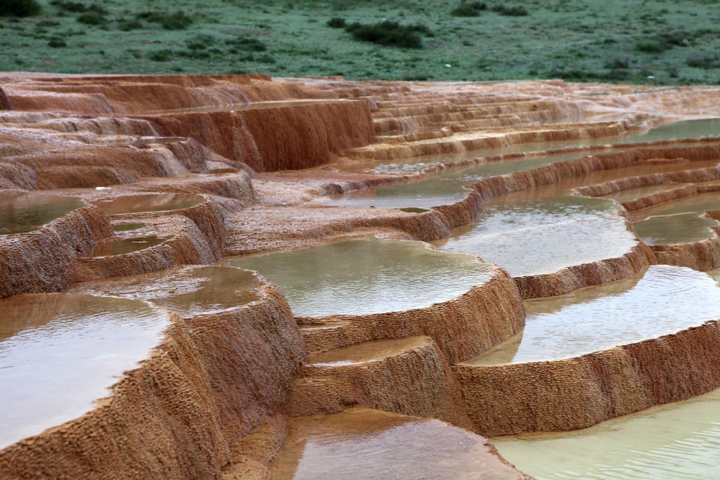 Badab-e Surt, Iran: Badab-e Surt là kỳ quan thiên nhiên ở độ cao 1.841 m so với mực nước biển, thuộc tỉnh Mazandaran ở miền bắc Iran, cách thành phố Sari khoảng 95 km về phía nam. Những ruộng bậc thang đá vôi, đá trầm tích được hình thành qua hàng ngàn năm, do sự lắng đọng khoáng cacbonat hòa tan trong nước chảy ra từ 2 con suối khoáng nóng với màu đỏ và vàng. Thời điểm đẹp nhất để chiêm ngưỡng cảnh tượng ở đây là vào lúc bình minh và hoàng hôn.