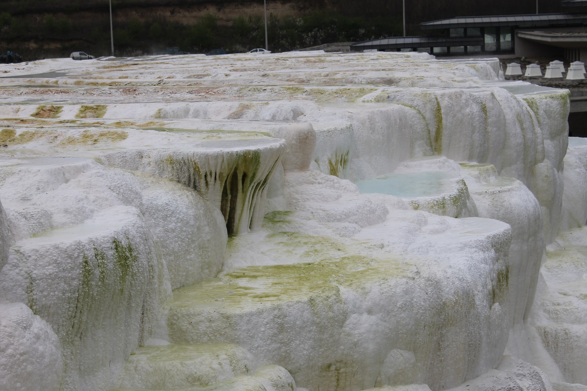Egerszalók, Hungary: Nằm ở tỉnh Heves phía đông bắc Hungary, Egerszalók là địa điểm du lịch nổi tiếng từ năm 1739. Những dòng suối nước nóng được bao quanh bởi cây cối xanh tươi, chảy xuống khu vực đá vôi trắng tự nhiên. Nước nóng ở đây được cho là có tác dụng chữa bệnh, do có nhiều thành phần khoáng tốt cho sức khỏe.