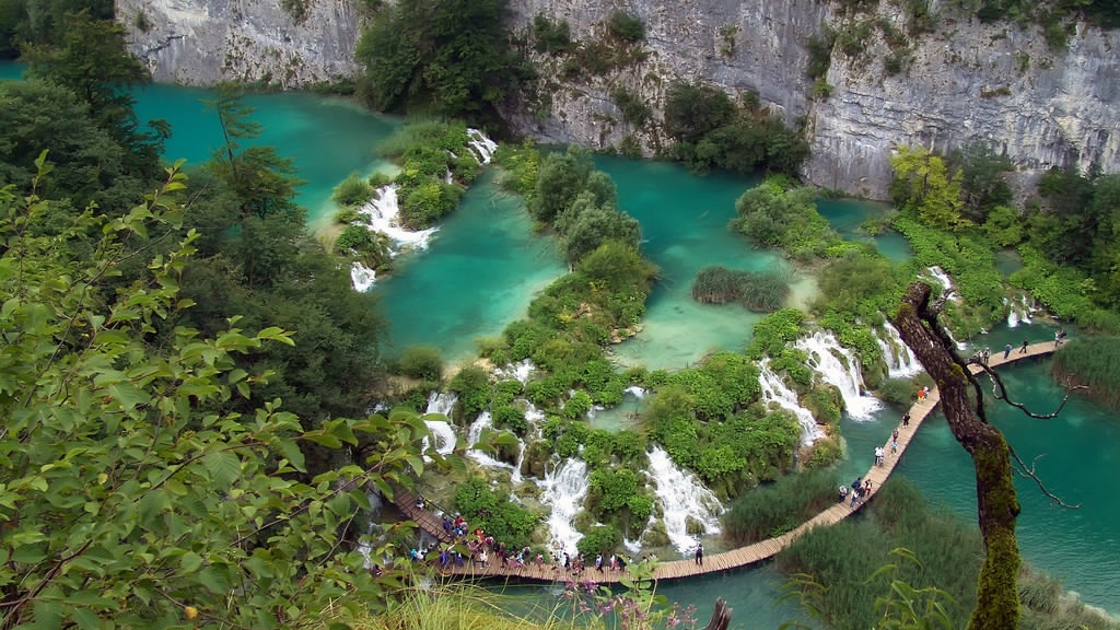 Hồ Plitvice, Croatia: Hồ nằm ở công viên quốc gia lâu đời nhất châu Âu Plitvice Lakes. Đây là địa điểm du lịch nổi tiếng nhất Croatia với 16 hồ nối với nhau bởi hệ thống thác nước. Du khách không được phép bơi lội ở đây mà chỉ được ngắm cảnh để duy trì cảnh quan.