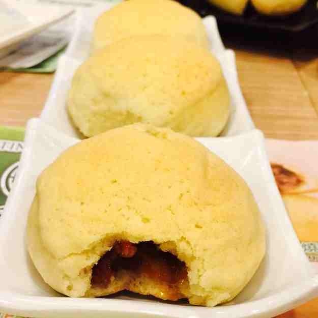 Trà sữa Yin yeung và bánh dứa: Đồ uống phổ biến nhất ở Hong Kong là trà sữa yin yeung với 3 cữ trà (trà Ceylon và pu’er) cùng cà phê Robusta. Ăn kèm yin yeung là bánh dứa (bolaw bao), loại bánh ngọt không hề có trái cây với lớp vỏ trên cùng trông giống vỏ dứa. Bánh dứa ăn ngon nhất khi còn ấm với lớp bơ béo ngậy. 