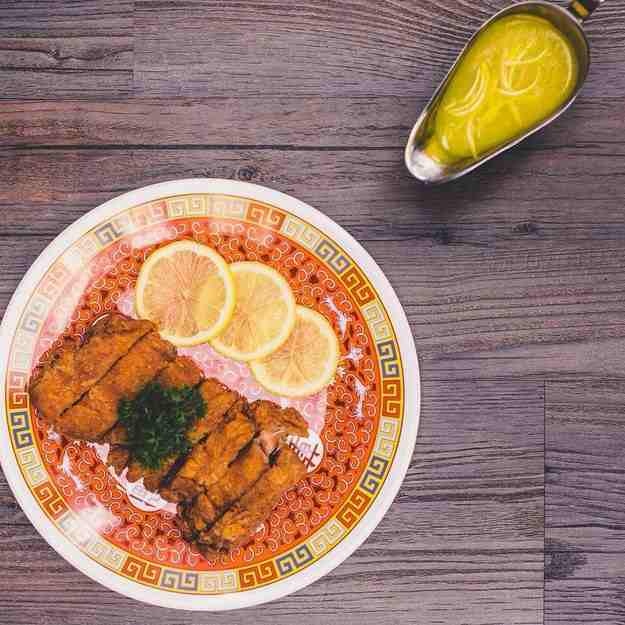 Gà chiên giòn (tsa zi gaai): Món gà này mất đến hơn 1 ngày để chuẩn bị, và phải rán 2 lần làm cho lớp da mỏng giòn còn thịt mềm ngọt.