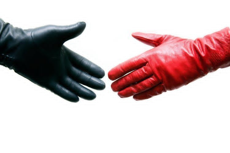 Bắt tay khi đeo găng tay: Đây là hành động được cho là cực kỳ bất lịch sự ở Nga. Vì vậy, bạn nên tháo găng tay trước khi bắt tay với một ai đó. Bạn cũng tuyệt đối không nên bắt tay qua ngưỡng cửa vì người Nga tin rằng đây là điềm gở, dễ dẫn đến cãi vã.