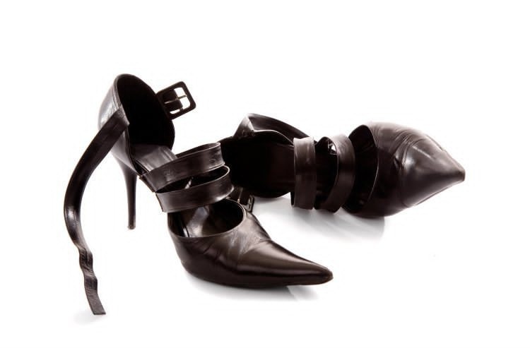 Đi giày vào nhà: Truyền thống của người Nga là bỏ giày ở ngoài cửa trước khi bước vào nhà. Nhiều nhà trải những tấm thảm Ba Tư rất đắt giá và khó giặt. Họ có thể đưa bạn dép đi trong nhà. Tại một số bữa tiệc, nhiều cô gái tự mang thêm một đôi giày để đi trong nhà.