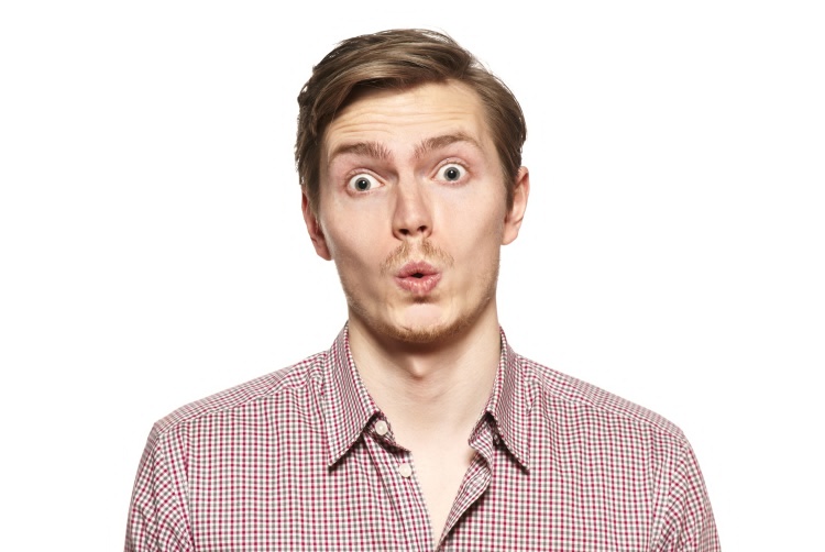 Huýt sáo trong nhà: Hành động này được coi là điềm gở, gây ra những mất mát về tài chính hoặc khiến gián kéo vào nhà.