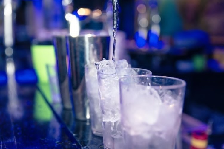 Từ chối uống rượu: Nhiều người Nga biết uống rượu, nhưng không phải ai cũng uống tốt. Nhưng hầu hết nhà nào cũng có một chai rượu vodka trong nhà vì họ cho rằng mời rượu là thể hiện sự hiếu khách. Nếu bạn từ chối, họ sẽ cho rằng bạn không tin tưởng họ hoặc không muốn làm bạn với họ.