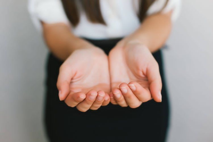 Lấy chiếc áo cuối cùng: Trong tiếng Nga có một câu ngạn ngữ “Đừng lấy chiếc áo cuối cùng”, với ý nghĩa đừng là người lấy thứ cuối cùng, và hãy luôn nhớ đáp trả. Vì thế người Nga thường rất hào phóng kể cả người không giàu có. Bạn không nên nhận quà trừ khi bạn thực sự muốn nhận, và bạn nên từ chối vài lần trước khi nhận.