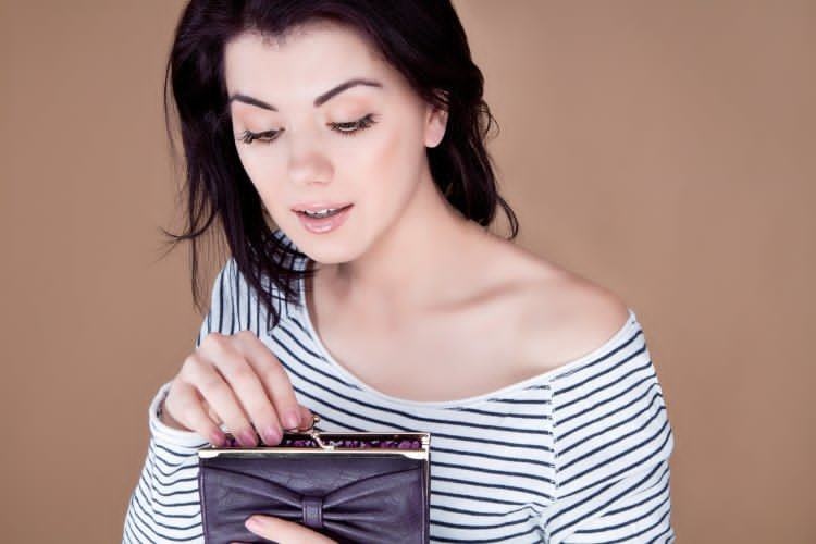 Tặng ví rỗng: Người Nga tin rằng tặng ví rỗng là điềm gở, là trù ẻo người nhận quà bị nghèo đói hoặc gặp khó khăn về tài chính. Vì vậy, nếu muốn tặng ví cho ai đó thì bạn nên nhớ bỏ một thứ đặc biệt vào ví trước.