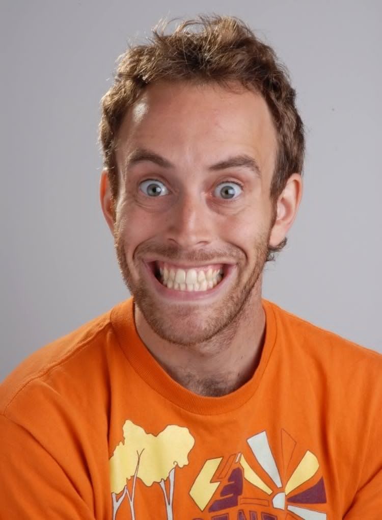 Cười vô cớ: Người Nga dành nụ cười cho bạn bè và người thân trong gia đình. Vì vậy, bạn không nên cười với người lạ trên các phương tiện giao thông công cộng hoặc khi đi mua sắm ở Moscow. Người Nga có câu ngạn ngữ: “Cười vô cớ là biểu hiện của kẻ ngớ ngẩn”.