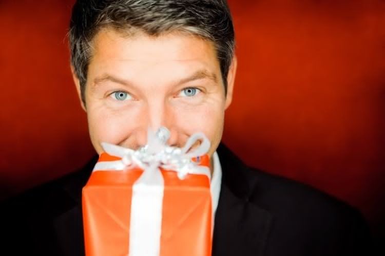 Đến tay không: Nếu bạn được mời ăn tối hoặc đến thăm nhà ai đó, thì sẽ rất bất lịch sự nếu bạn đến mà không mang gì. Bạn nên mang theo một món quà nhỏ như một chai rượu, vài bông hoa, một món tráng miệng, hay món đồ chơi cho trẻ con. Người Nga thường chuẩn bị đồ ăn đãi khách rất cẩn thận, vì vậy tặng quà là cách để cảm ơn họ.