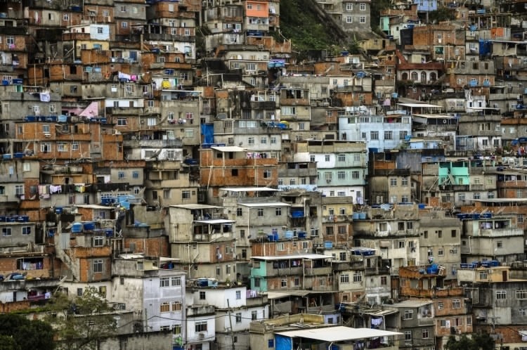 Đi một mình: Brazil là nước đang phát triển, vì vậy bạn sẽ bắt gặp rất nhiều nơi nghèo, nhiều người thô lỗ hay nhiều kẻ nghiện ngập. Vì vậy khi đến những nơi này, bạn không nên đi một mình.