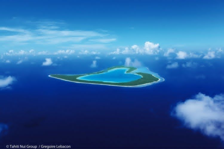 Đảo san hô Tupai, French Polynesia: Hòn đảo không có người ở nằm ở phía bắc Bora Bora có lẽ là một trong những nơi có vẻ đẹp lãng mạn nhất thế giới. Không chỉ rặng san hô có hình trái tim, mà cả vùng biển bên trong cũng mang hình dáng đặc biệt này. Đó chính là lý do hòn đảo là nơi các cặp đôi tìm đến để cầu hôn và tổ chức lễ cưới.