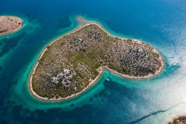 Galernjak, Croatia: Đảo Galešnjak còn được biết đến với tên gọi hòn đảo của Tình yêu và Tình nhân với hình trái tim điệu đà. Tuy nhiên, hòn đảo không dành cho khách du lịch nên chỉ có thể ngắm qua Google Earth.