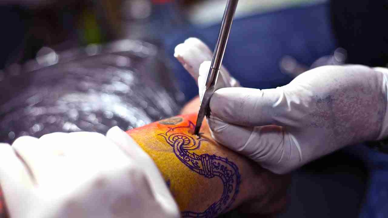 Xăm bằng tre: Một phương pháp xăm ít phổ biến là dùng thanh thép có những mũi kim, một cách khác được các thợ xăm Đông Nam Á ưa chuộc là dùng thanh tre vót nhọn. Hình xăm sak yant và hình xăm hiện đại đều có thể thực hiện bằng tre, nhưng kỹ thuật này mất nhiều thời gian để học hơn. Xăm bằng tre tốn tiền hơn, nhưng không gây hại nhiều cho da, ít bị chảy máu và chóng lành. Cứ 15 giây một lần, người thợ nhúng mũi xăm bằng tre vào mực để vẽ.