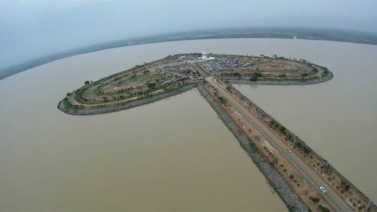 Đảo Tung Talay Luang, Thái Lan: Đây là hòn đảo hình trái tim nhân tạo ở Sukothai, Thái Lan, thuộc dự án tưới tiêu sau những trận lũ năm 1995.