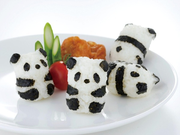 Onigiri: Đây là một loại đồ ăn nhanh đặc trưng của Nhật Bản. Onigiri là nắm cơm cuốn trong rong biển kèm cá thu, cá hồi nướng, dưa chua hay các loại rau củ khác… Onigiri được bán ở các cửa hàng nhỏ với giá rất rẻ, vừa tiện vừa tốt cho sức khỏe.