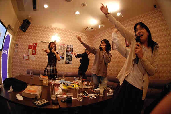 Karaoke kiểu Nomihodai: Ở Nhật Bản rất phổ biến kiểu nhà hàng quán bar izakaya với giá rẻ, và có thể hát karaoke đến 5h sáng. Nếu cần gọi đồ, bạn chỉ cần bấm điện thoại là người phục vụ sẽ xuất hiện.