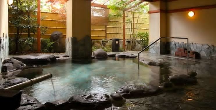 Tắm onsen: Đây là hình thức tắm công cộng phổ biến ở Nhật Bản. Lý tưởng nhất là tắm nước nóng ở trên các vùng núi, vừa tắm vừa ngắm cảnh đồng ruộng, núi non. Trước khi tắm onsen, bạn phải tắm qua một lần. Nhiều nơi tắm onsen còn treo biển không nhận khách nước ngoài.