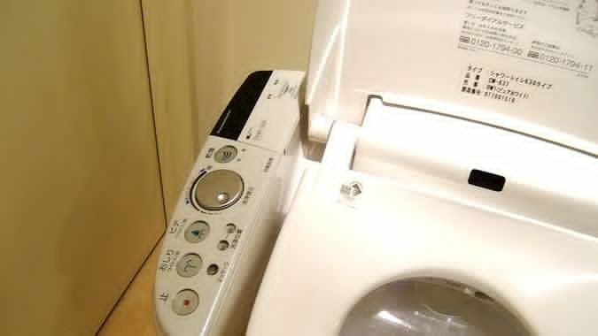 Toilet có âm thanh: Nhiều toilet công cộng ở Nhật Bản có chế độ âm nhạc tự động khiến nhạc tự phát khi bạn ngồi xuống bồn cầu. Bạn có thể tha hồ chọn âm thanh yêu thích, từ tiếng mưa tí tách đến tiếng dòng sông róc rách chảy để át đi âm thanh bạn có thể tạo ra trong lúc “hành sự” mà không phải xấu hổ.