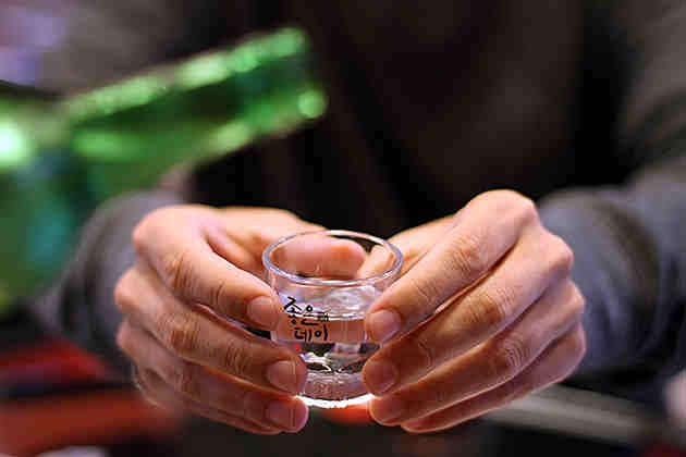 Dùng 2 tay: Người Hàn Quốc luôn cầm chai rượu hoặc ly rượu bằng 2 tay. Chỉ người lớn tuổi hoặc chức vụ cao nhất mới được phép cầm 1 tay.