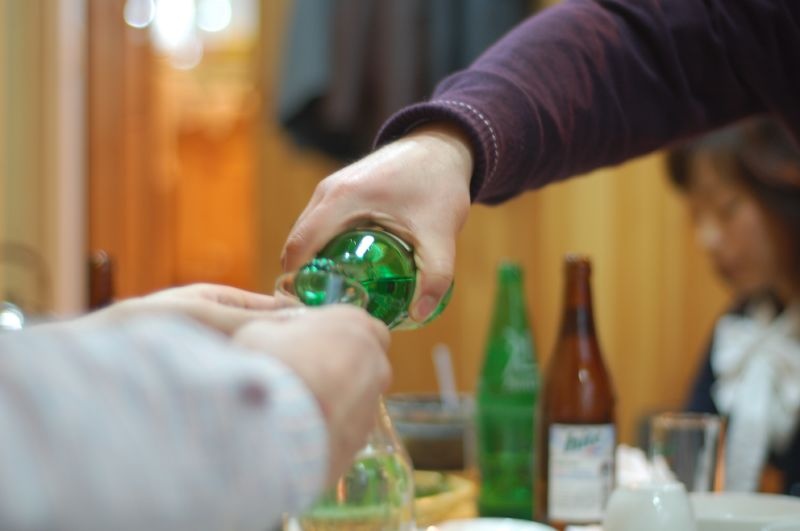 Tỏ sự kính trọng: Khi uống, để ly rỗng bị coi là bất lịch sự. Nếu một người lớn tuổi hơn rót rượu thì mọi người nên chờ cho tới khi người đó cũng được rót một ly rượu. Sau khi tất cả các ly được rót đầy, tất cả mọi người nói “Gunbae!” và cạn ly. Trong lúc uống, bạn phải quay người đi để khỏi che mất người lớn tuổi hơn. Một ly rượu không được tiếp thêm trừ khi uống hết hoàn toàn. Khi uống hết, ly phải được rót đầy ngay lập tức. Bạn nên chờ người khác rót cho mình chứ không nên tự rót.