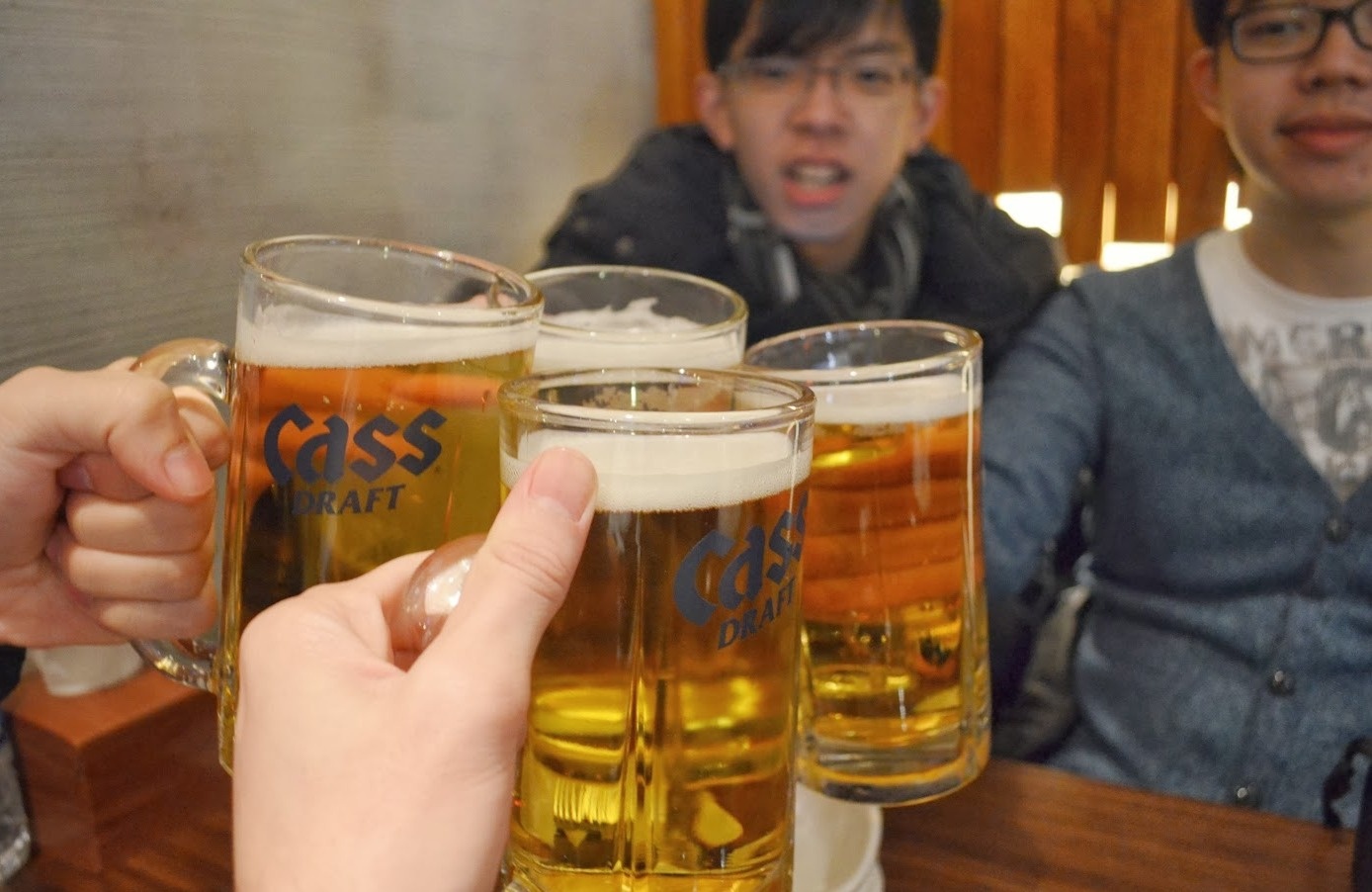 Nhờ người uống thay: Nếu không thể uống nổi nữa thì bạn có thể nhờ “hiệp sĩ đen” (nếu là đàn ông) hoặc “bông hồng đen” (nếu là phụ nữ) để uống thay mình, đồng thời phải “chịu phạt”.