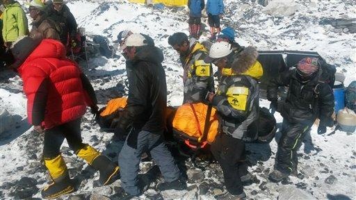 Một người bị thương nặng được sơ tán khỏi trại Base Camp, Nepal hôm 26/4.
