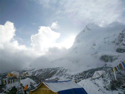 Tiep tuc chinh phuc Everest bat chap lo tuyet hinh anh