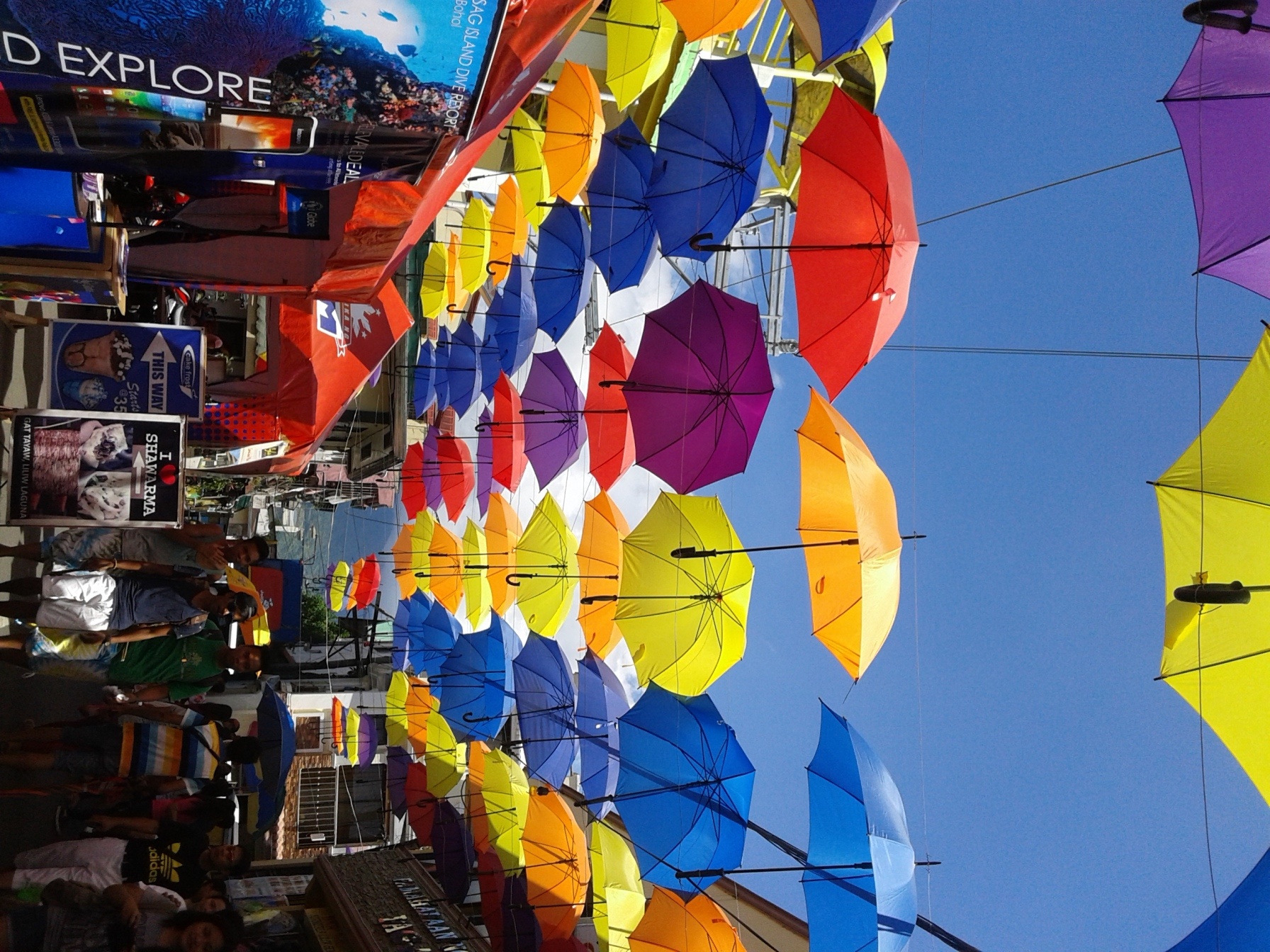 Lễ hội Tsinelas (Lễ hội giày dép) diễn ra từ ngày 29/4 - 3/5 tại thị trấn Liliw, tỉnh Laguna, cách thủ đô Manila, Philippines khoảng 100 km về phía nam.