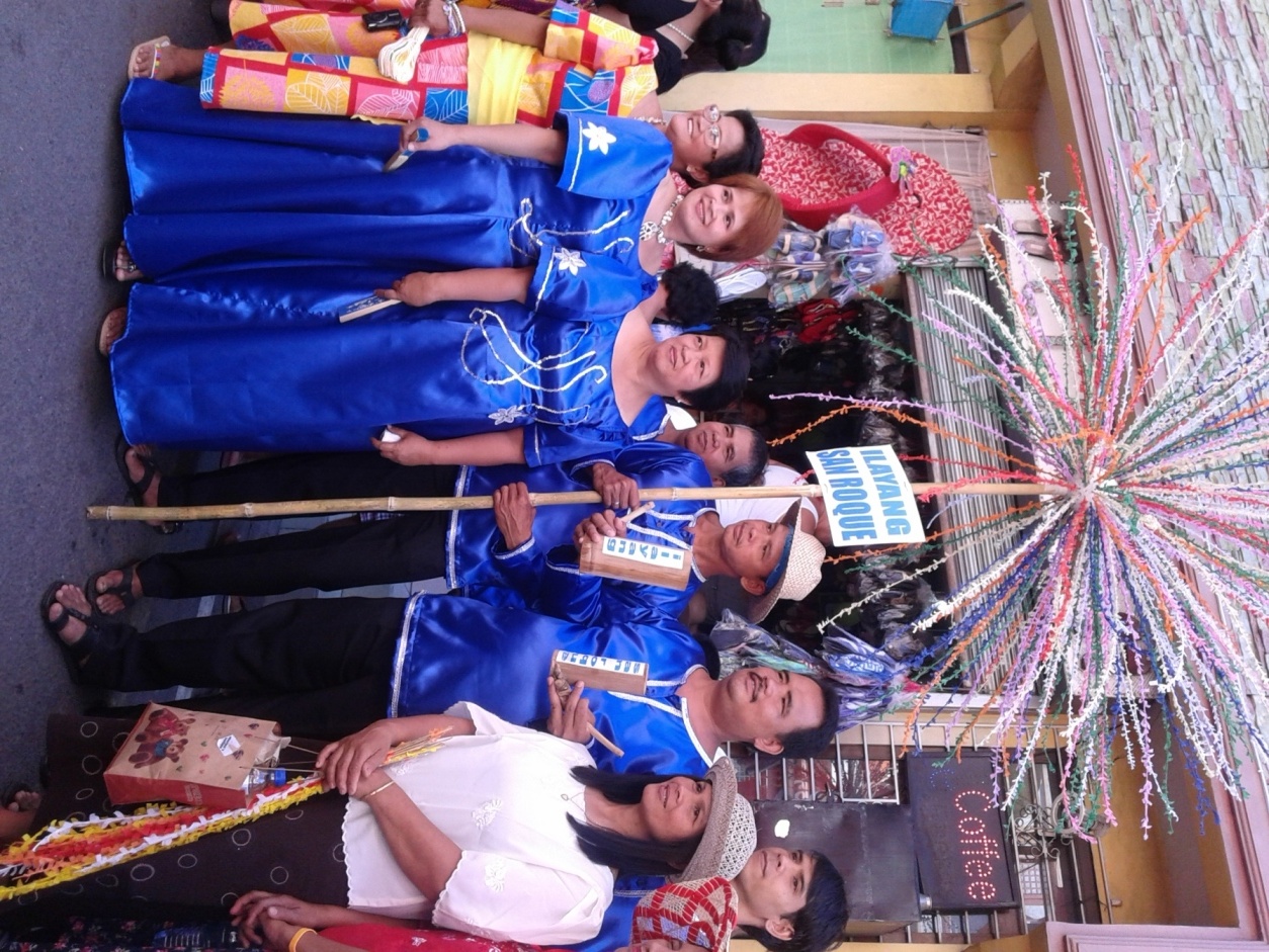 Người tham dự lễ hội mặc các trang phục truyền thống.