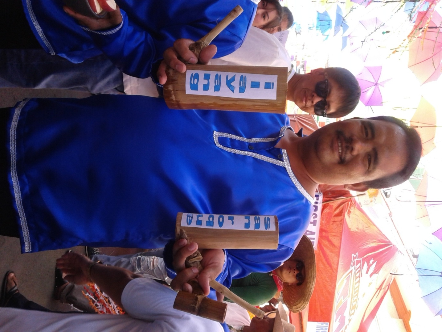 Thân thiện mời rượu du khách.