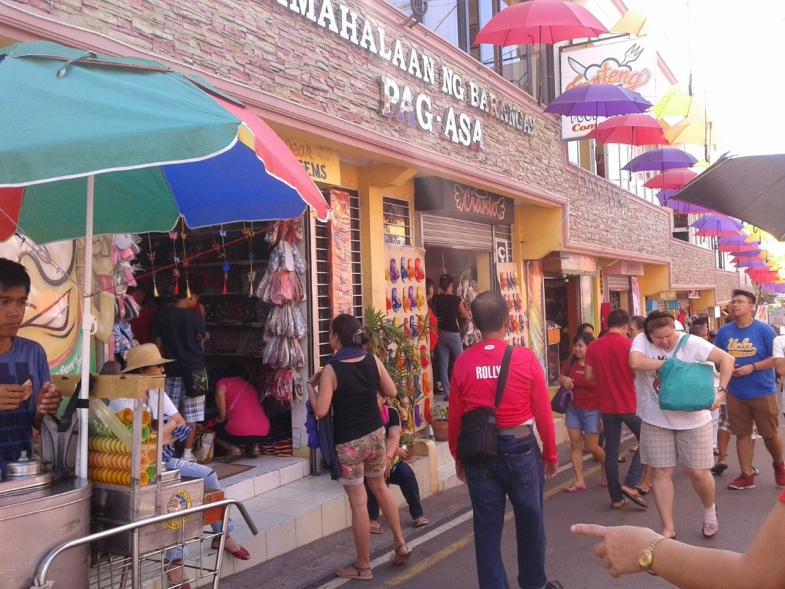 Du khách hào hứng mua giày dép, túi xách và những vật phẩm lưu niệm xinh xắn.