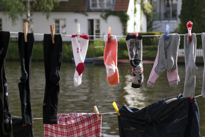 2.	Phơi quần áo vào chủ nhật ở Thụy Sĩ: Bạn mơ về quốc gia của những ngọn núi phủ tuyết, cánh đồng cỏ non xanh mướt. Nhưng bạn cũng nên chuẩn bị tinh thần tuân theo luật lệ quái chiêu, như không được phơi quần áo bên ngoài nhà vào chủ nhật.. Ảnh:: Huffingtonpost.