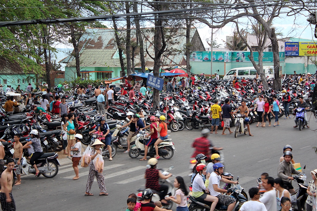 Dù có khá nhiều bãi giữ xe, du khách vẫn phải đợi khá lâu để đến lượt mình do tình trạng quá tải.